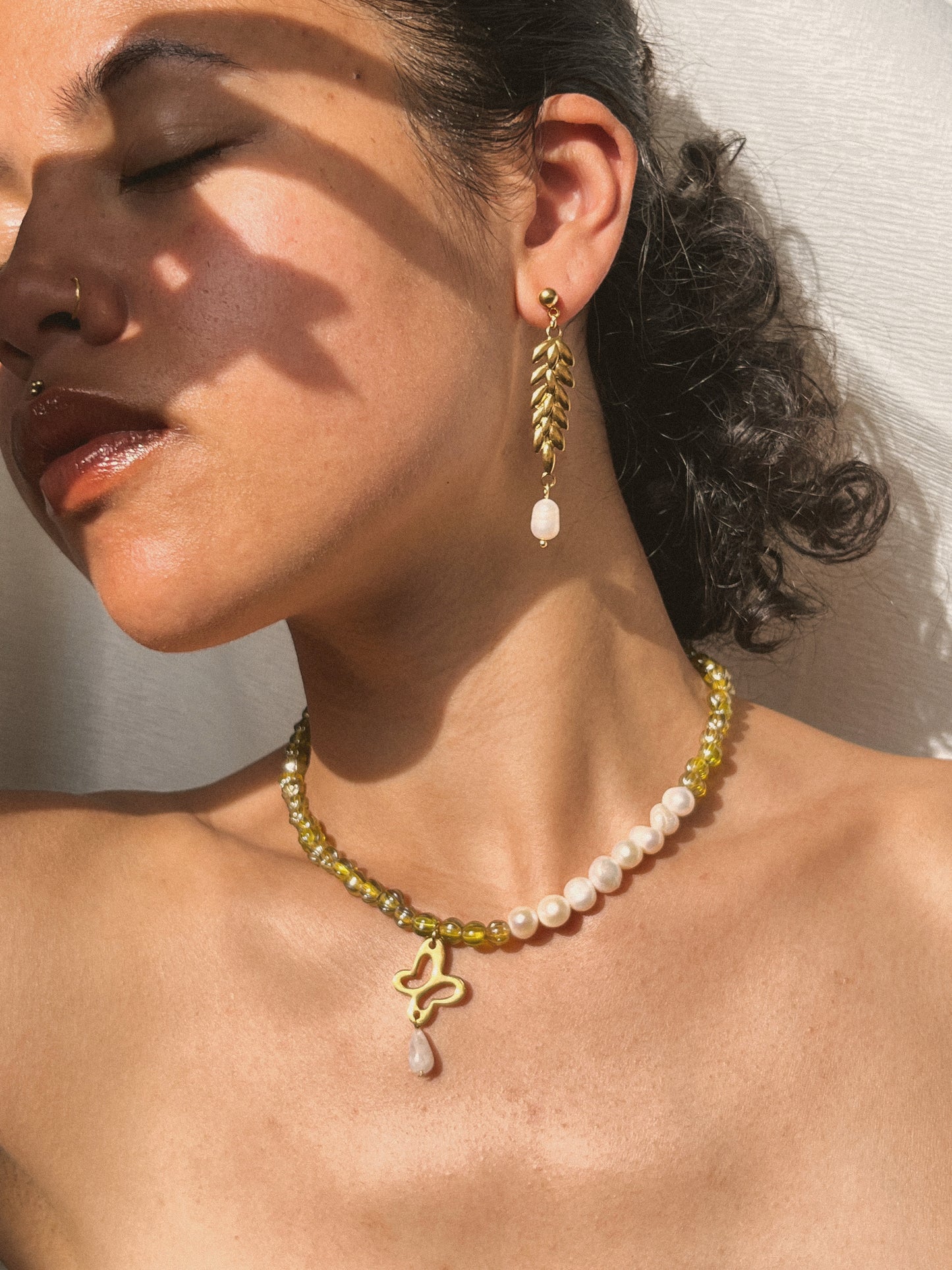 sieraden model met handgemaakte ketting en oorbellen
