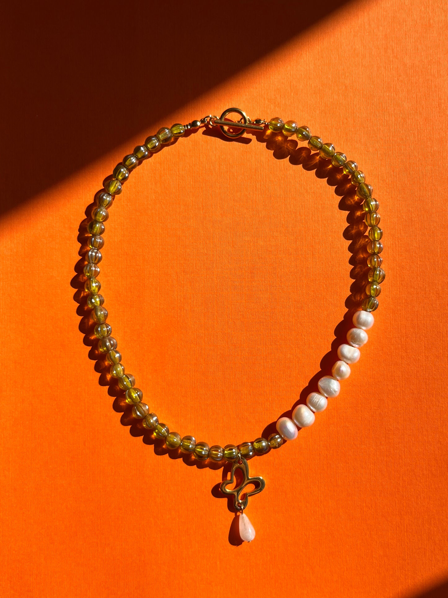 unieke kralen ketting, groen met parels en maansteen