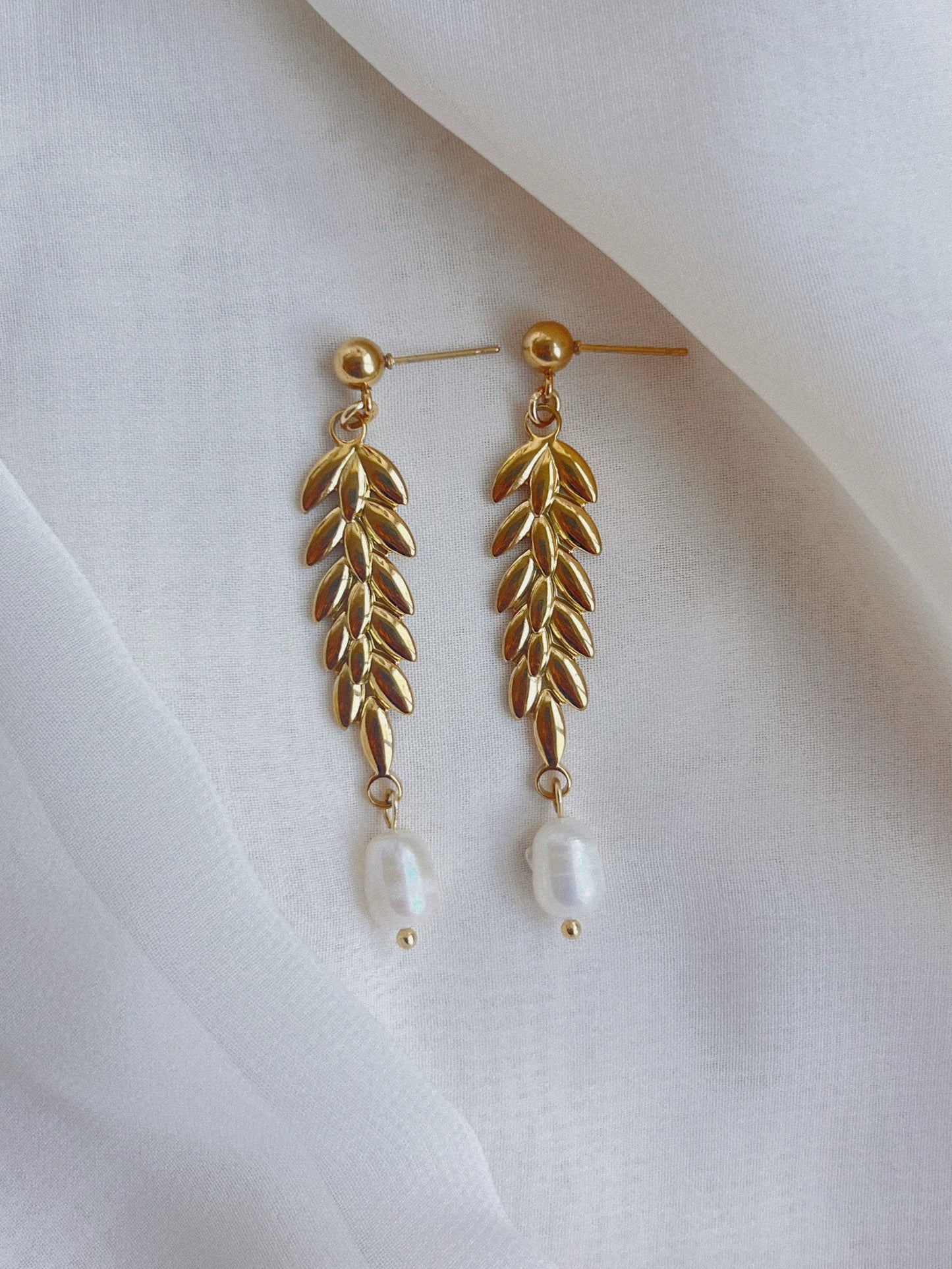 goud rvs oorbellen met parels. waterproof en hypoallergeen