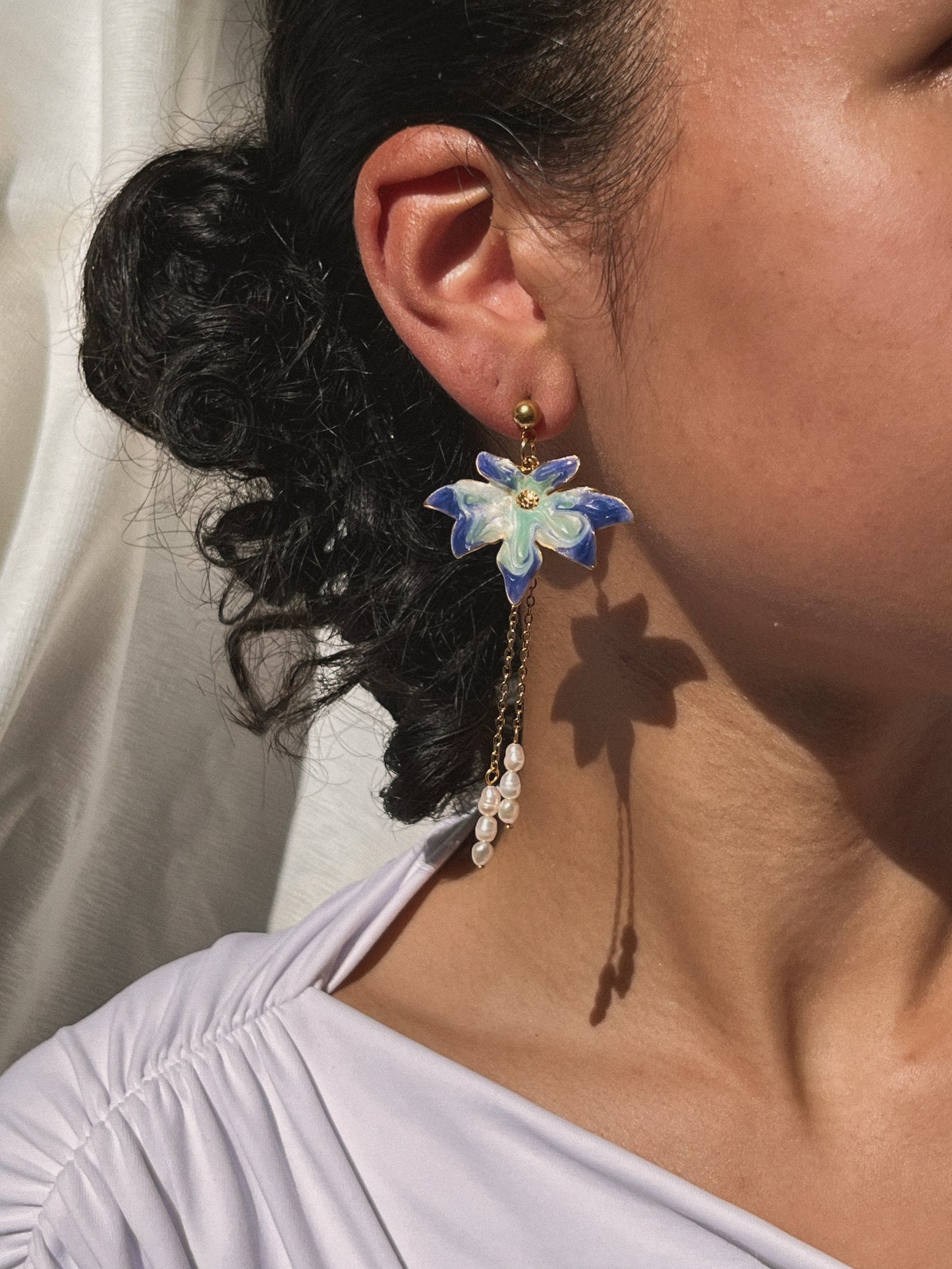 bloem hanger oorbellen met parels