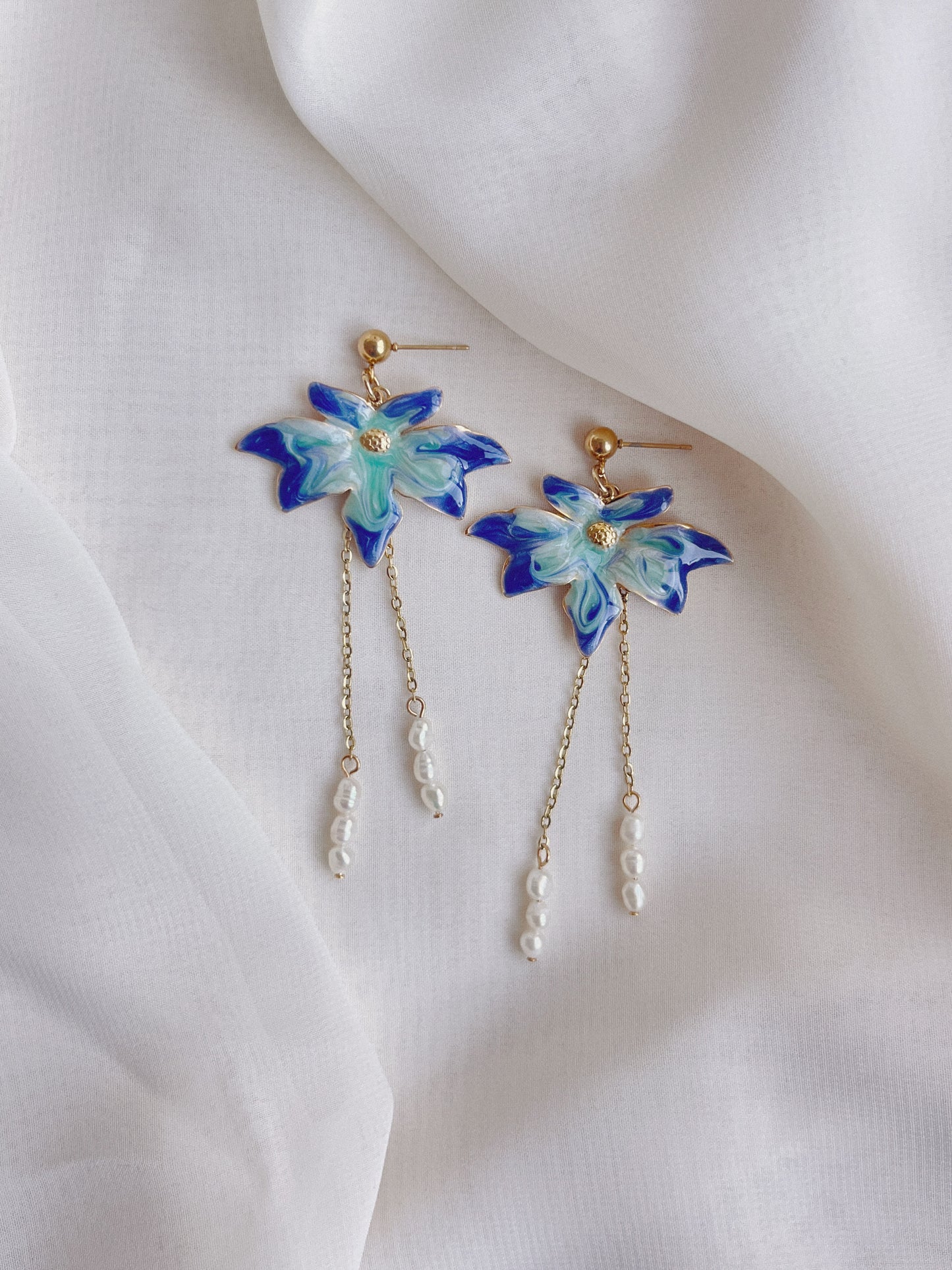 roestvrij staal bloem oorbellen met echte parels. unieke sieraden voor de zomer