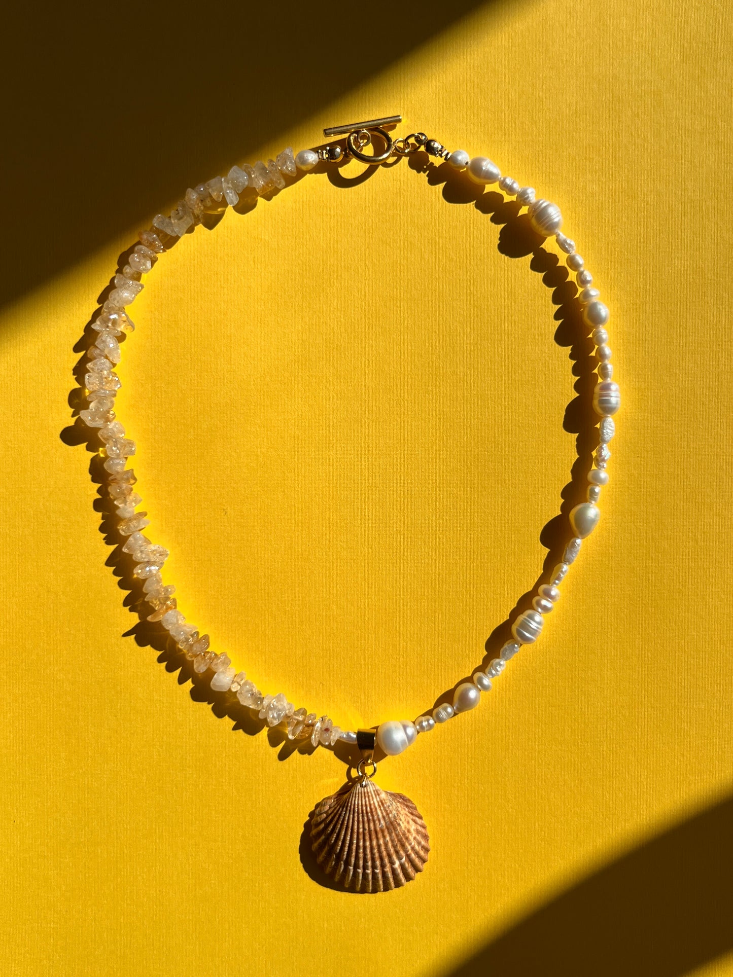 kralen ketting met parels, citrien en schelp. sieraden voor zomer outfits