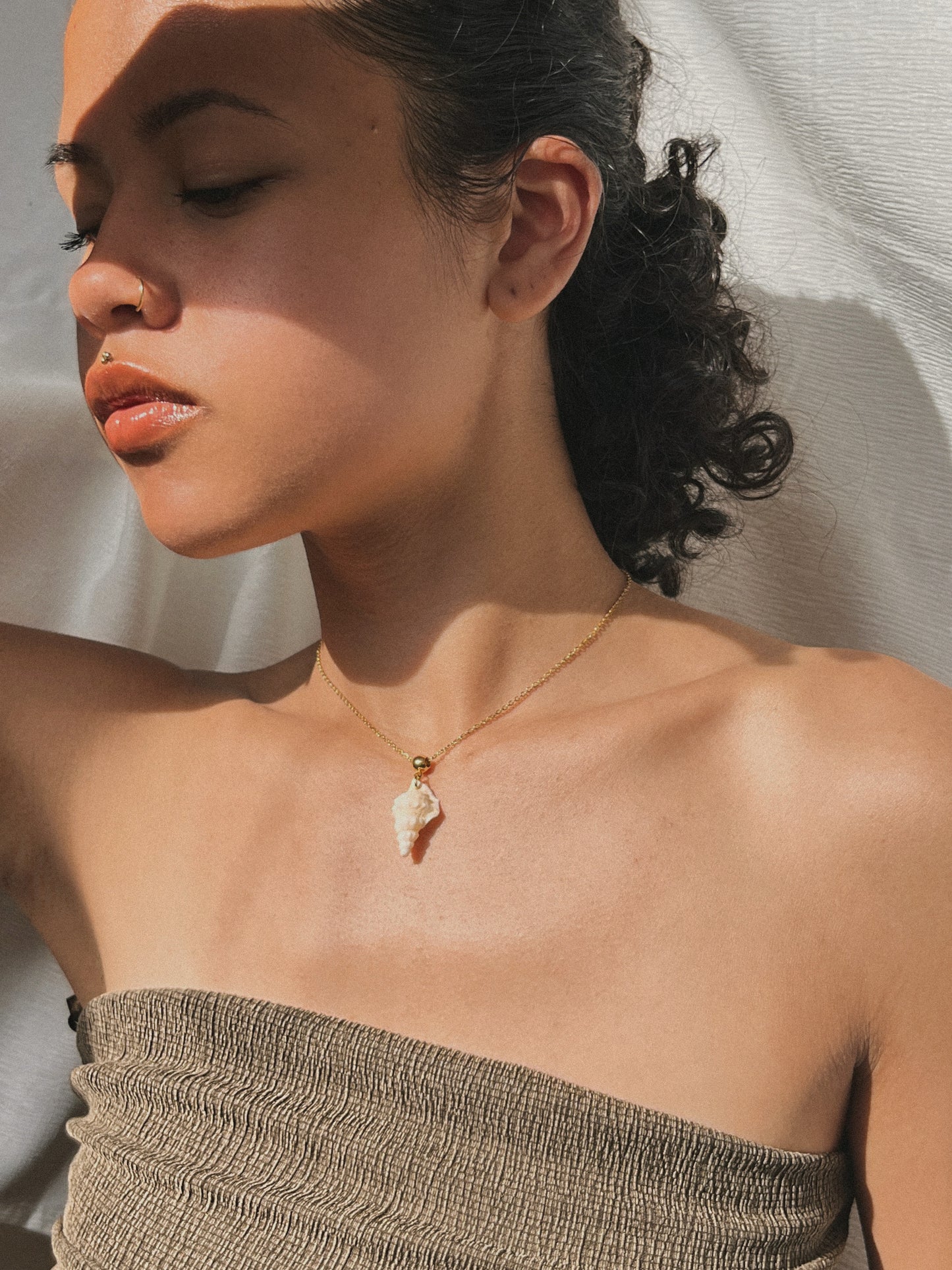 model met simpele ketting, elegante fotoshoot idee