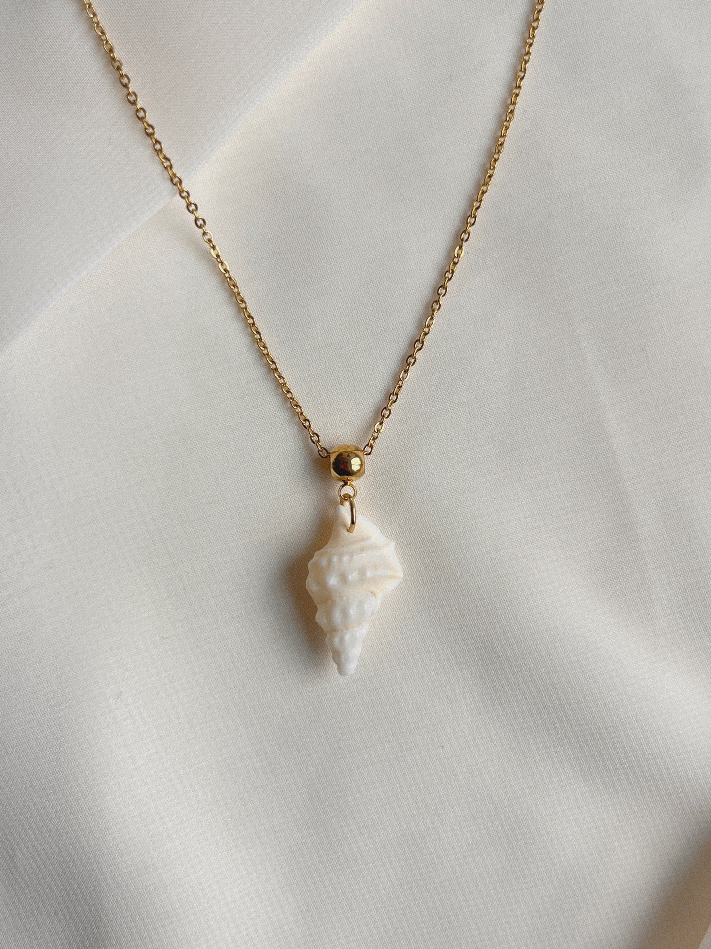 witte schelp ketting gemaakt van roestvrij staal