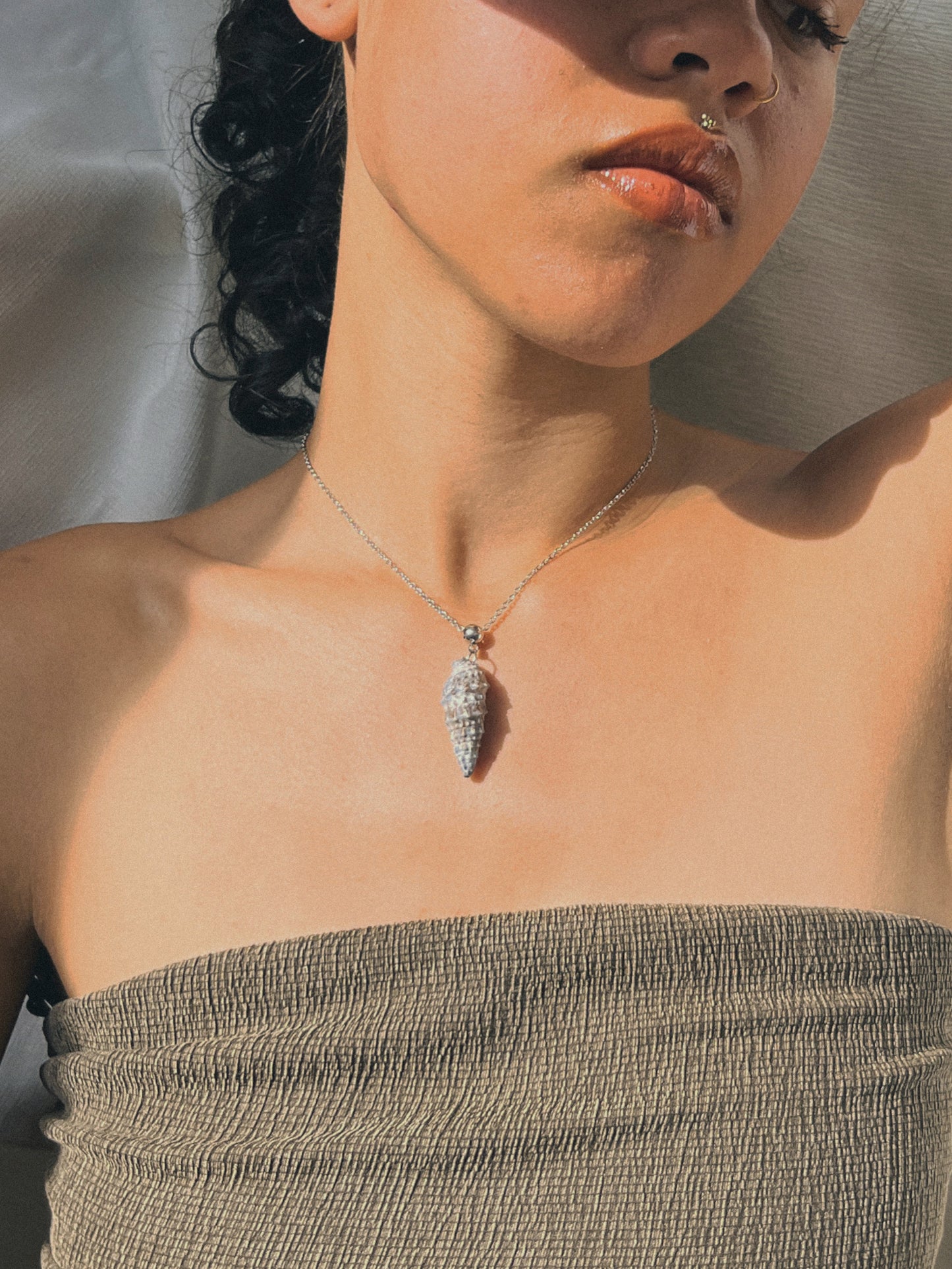 model met choker ketting, handgemaakte schelp sieraden