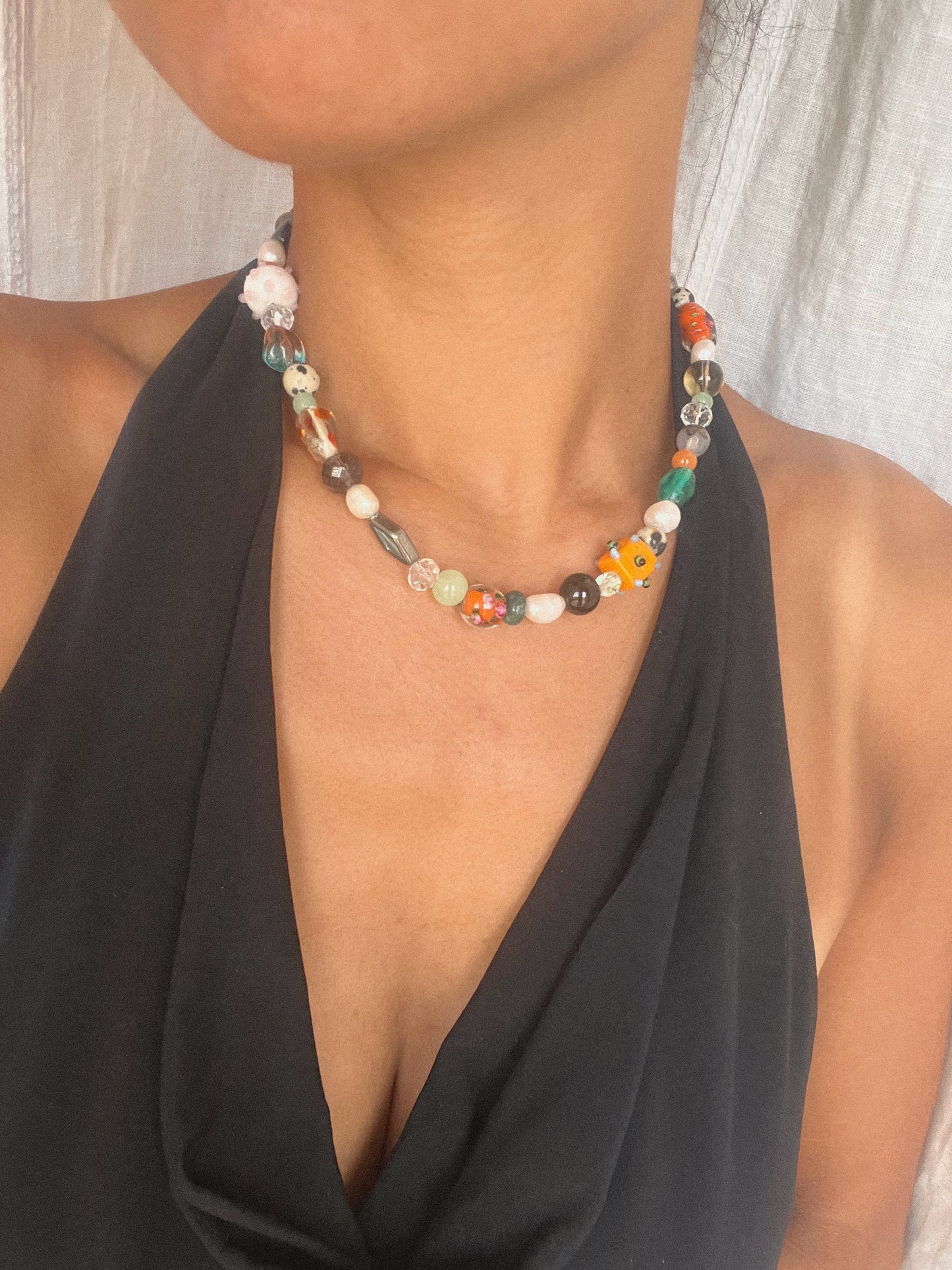 sieraden model met grote ketting