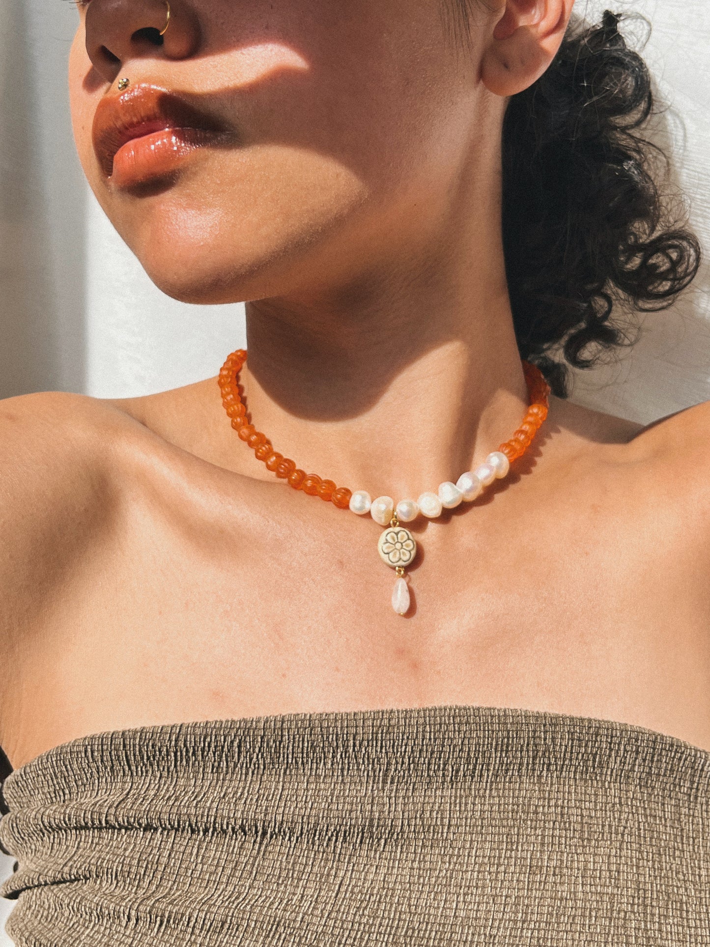 sieraden model met ketting