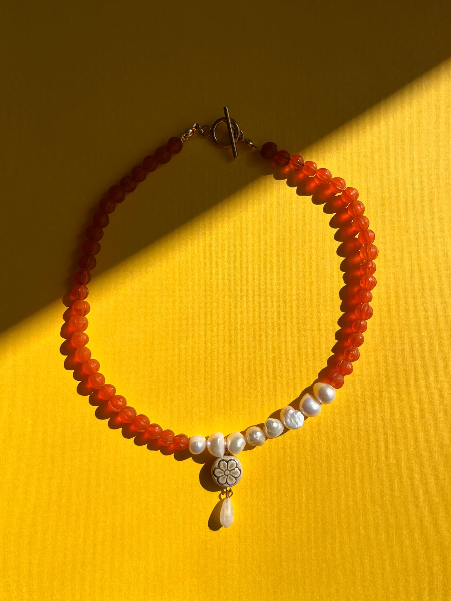 oranje kralenketting met parels en maansteen