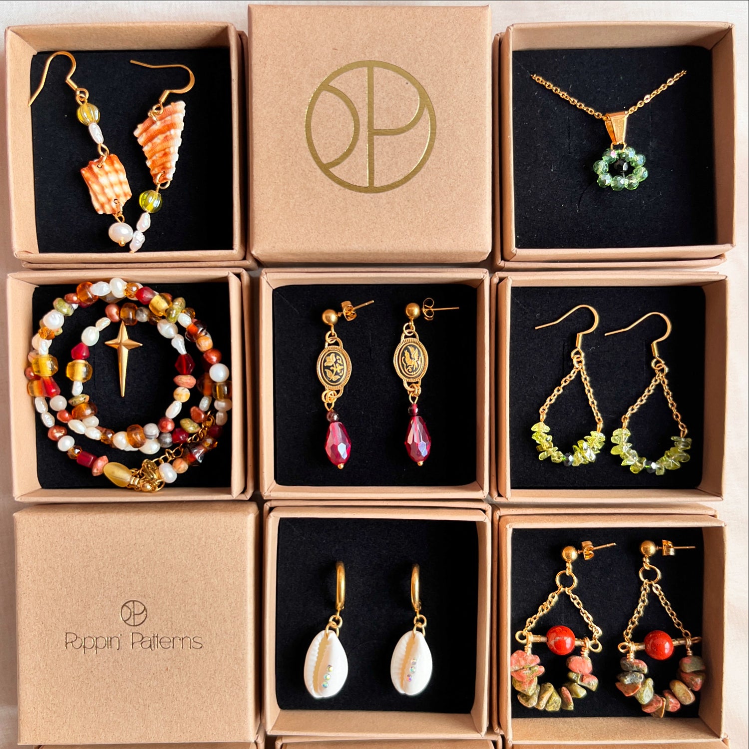 handgemaakte sieraden van roestvrij staal, edelstenen, parels glaskralen en schelpen, perfect voor in jouw winkel