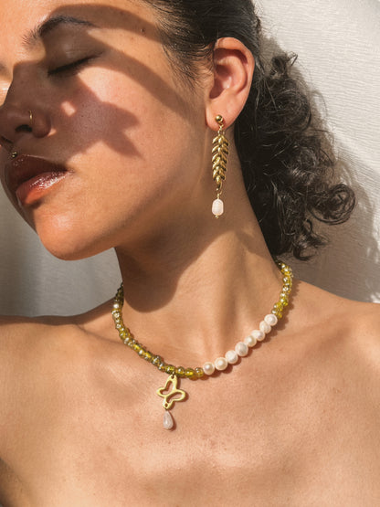 sieraden model met handgemaakte ketting en oorbellen