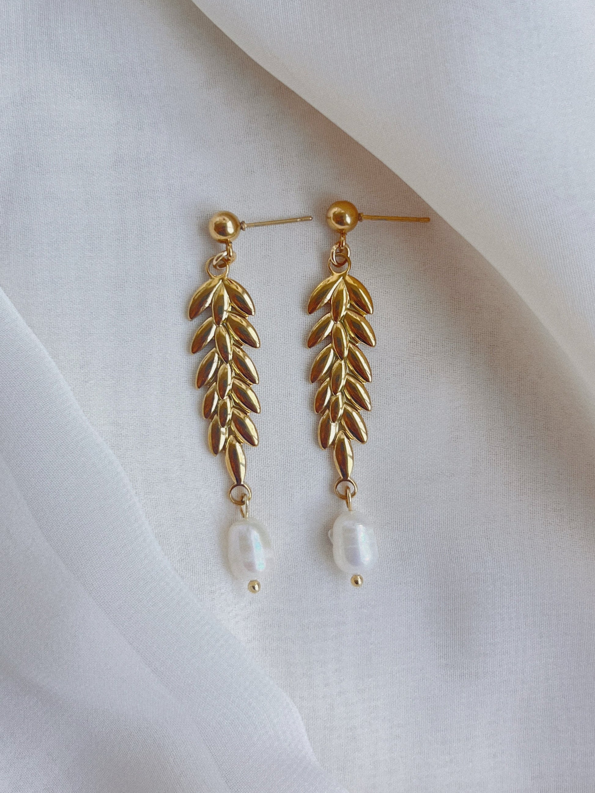 goud rvs oorbellen met parels. waterproof en hypoallergeen