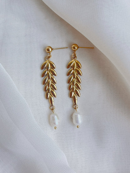 goud rvs oorbellen met parels. waterproof en hypoallergeen