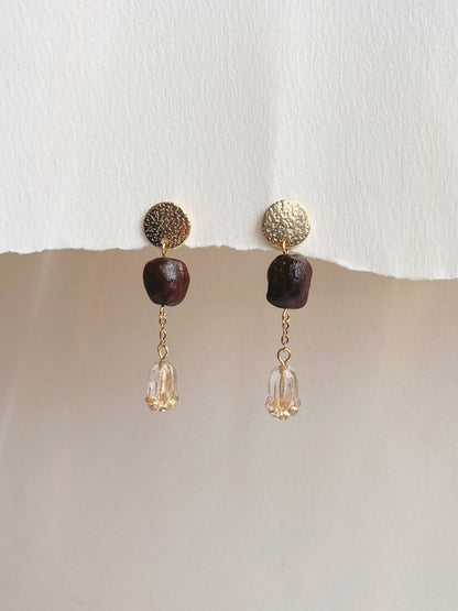 Handgemaakte Asam Jawa oorbellen geïnspireerd door de Surinaamse cultuur. Gemaakt met tamarinde pitten, bruine glaskralen en gold plated roestvrij staal. Lichtgewicht, bungelend en hypoallergeen
