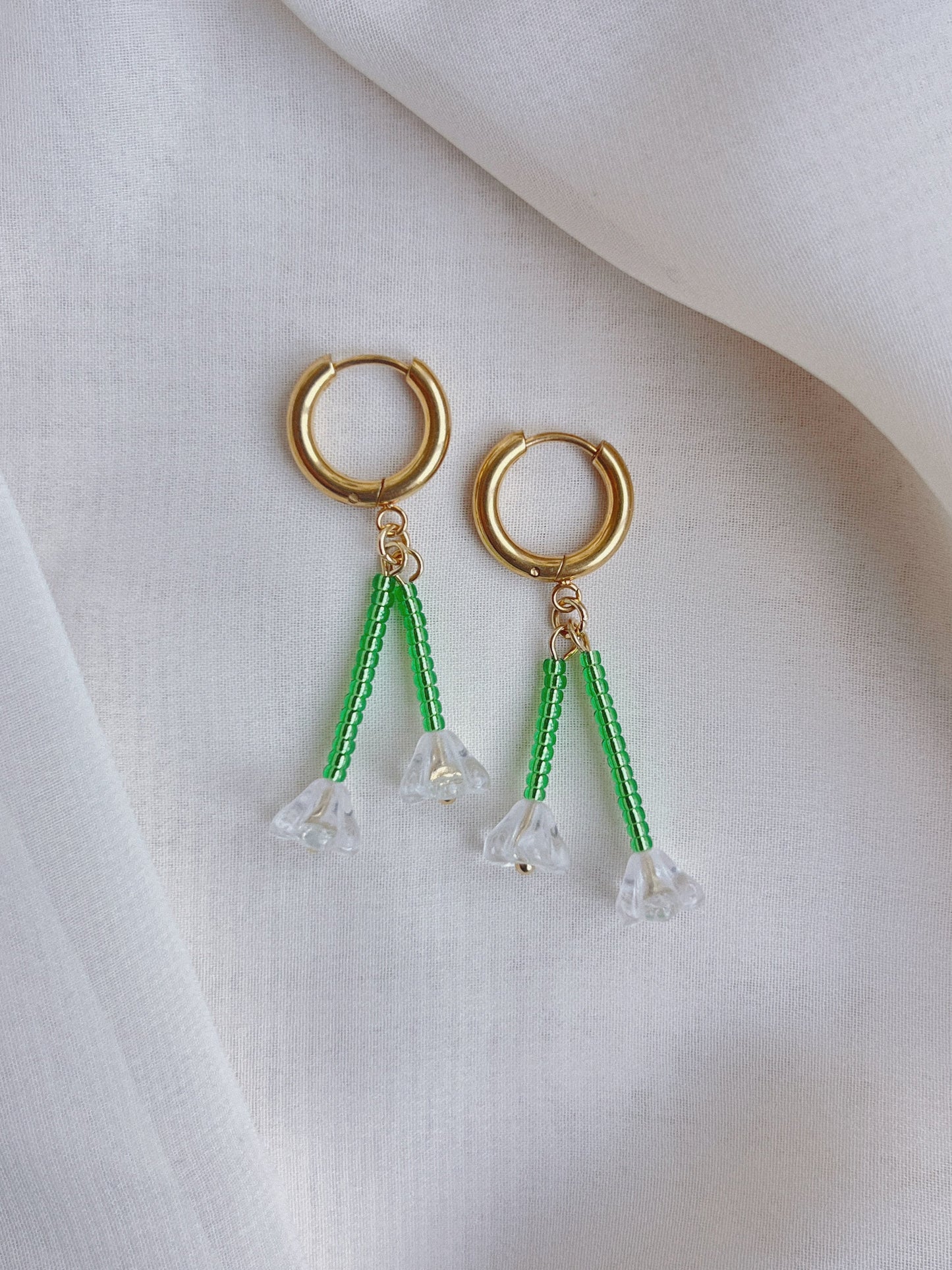 leuke bloem oorbellen met hoepels. perfect voor de zomer, feestjes en bruiloften