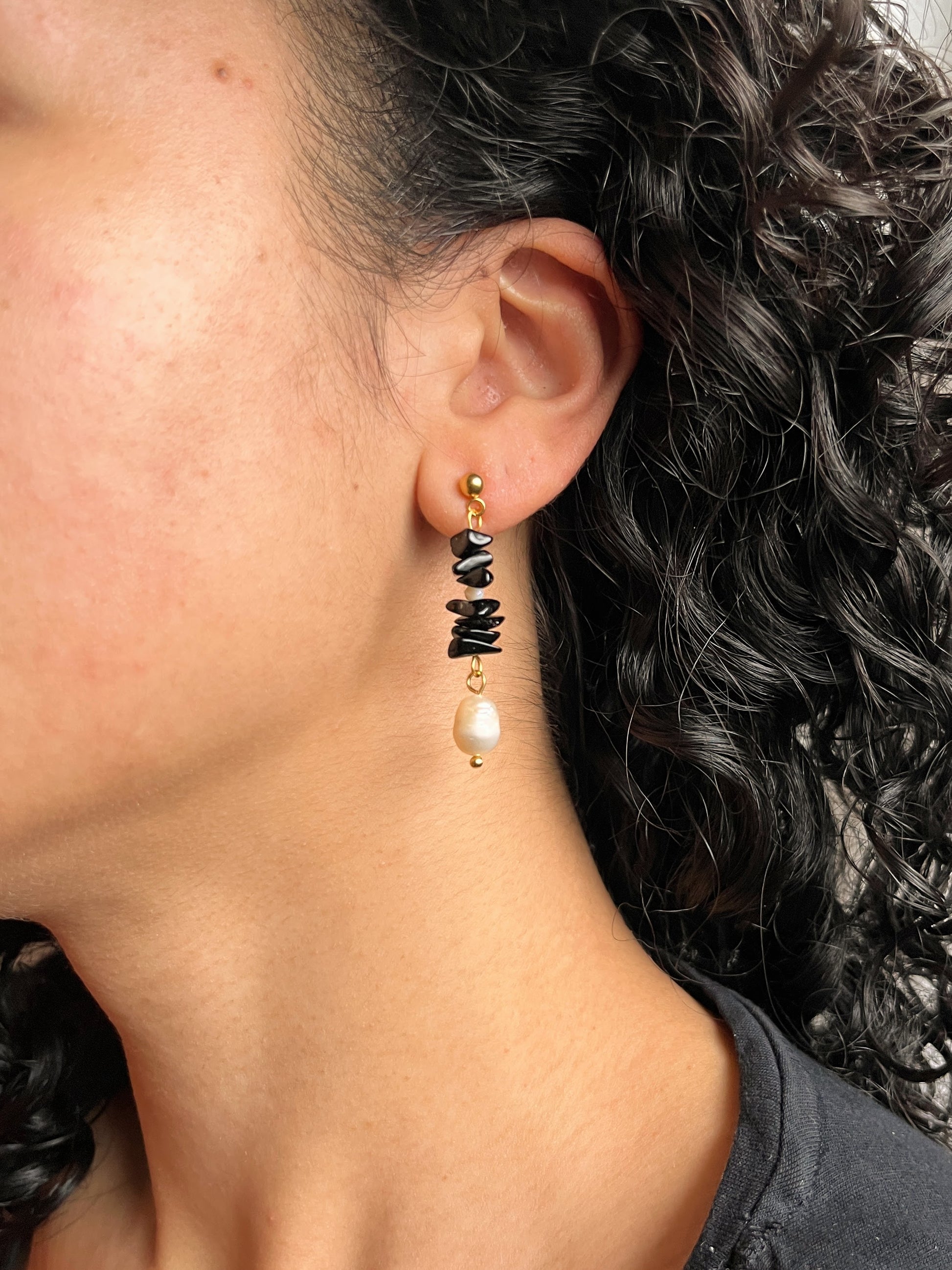obsidiaan oorbellen met parels, gemaakt van goud rvs