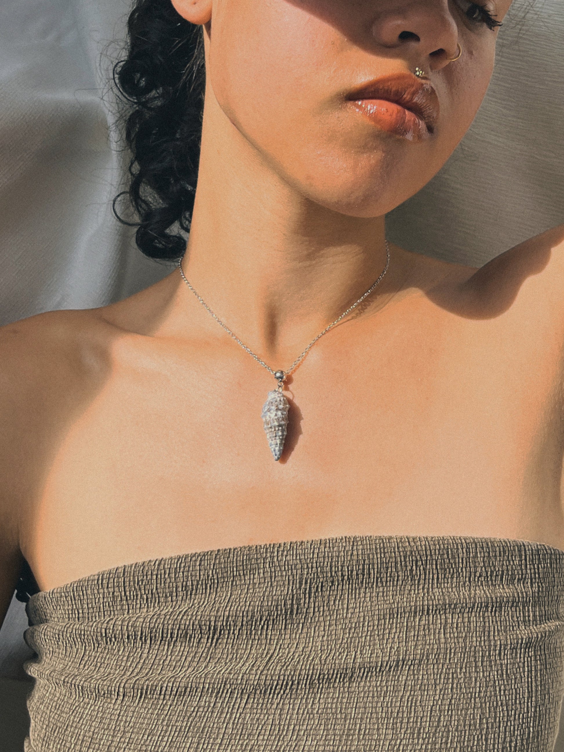 model met choker ketting, handgemaakte schelp sieraden