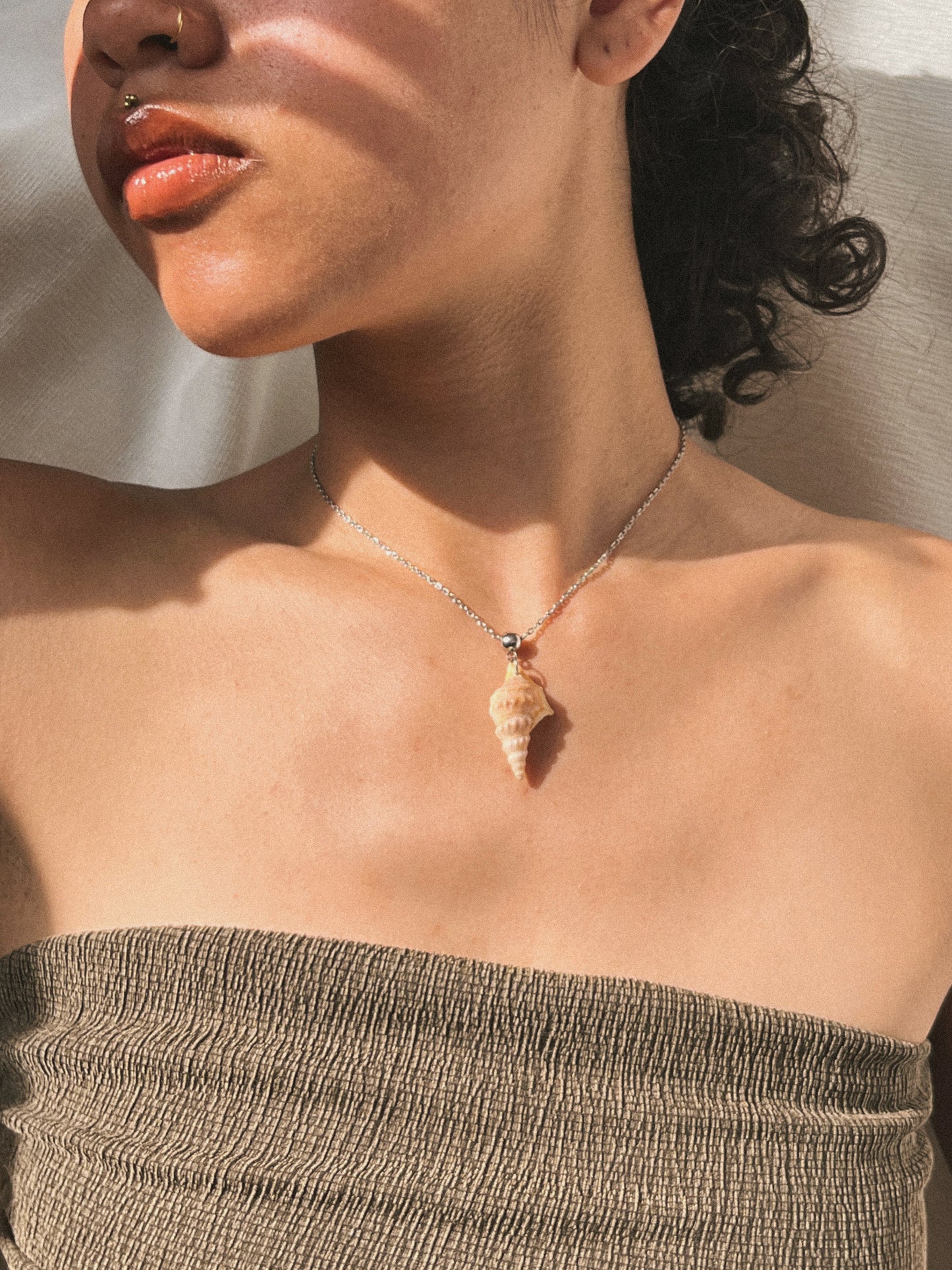 vrouw met schelp ketting, zomersieraden ideeën