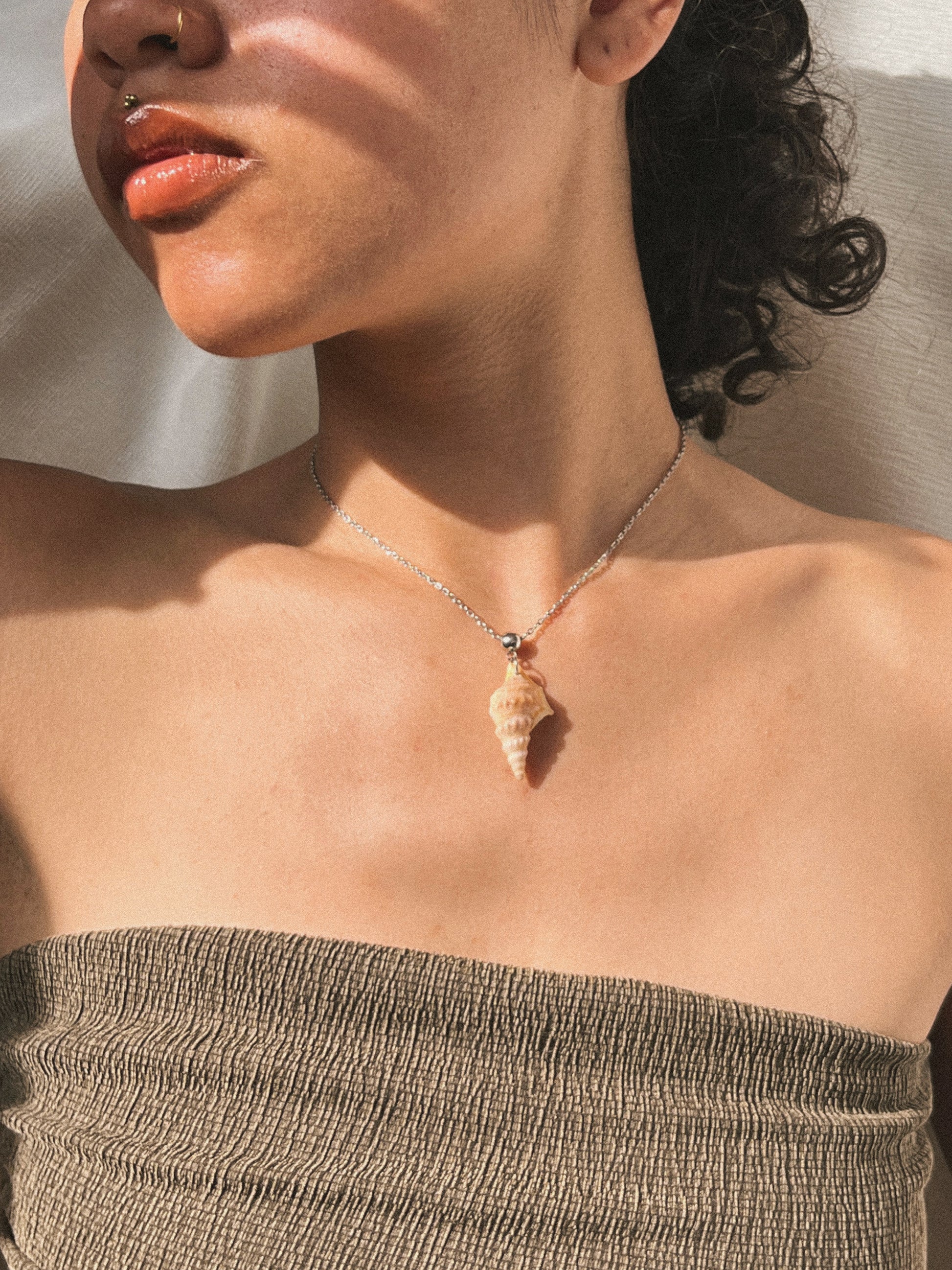 vrouw met schelp ketting, zomersieraden ideeën