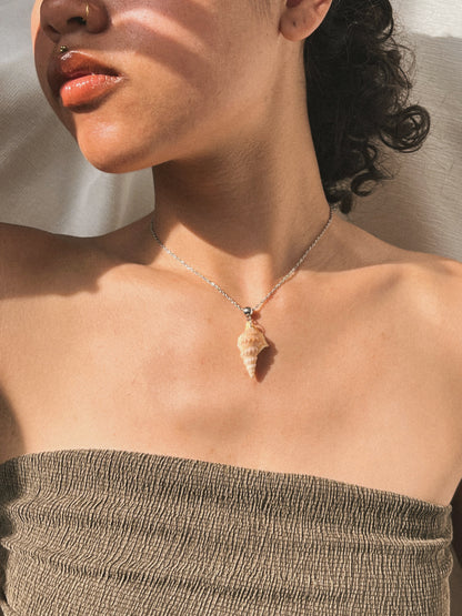 vrouw met schelp ketting, zomersieraden ideeën
