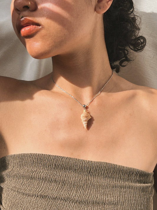 vrouw met schelp ketting, zomersieraden ideeën