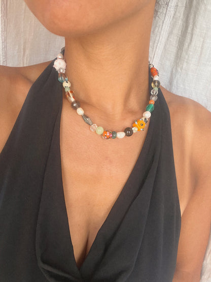sieraden model met grote ketting