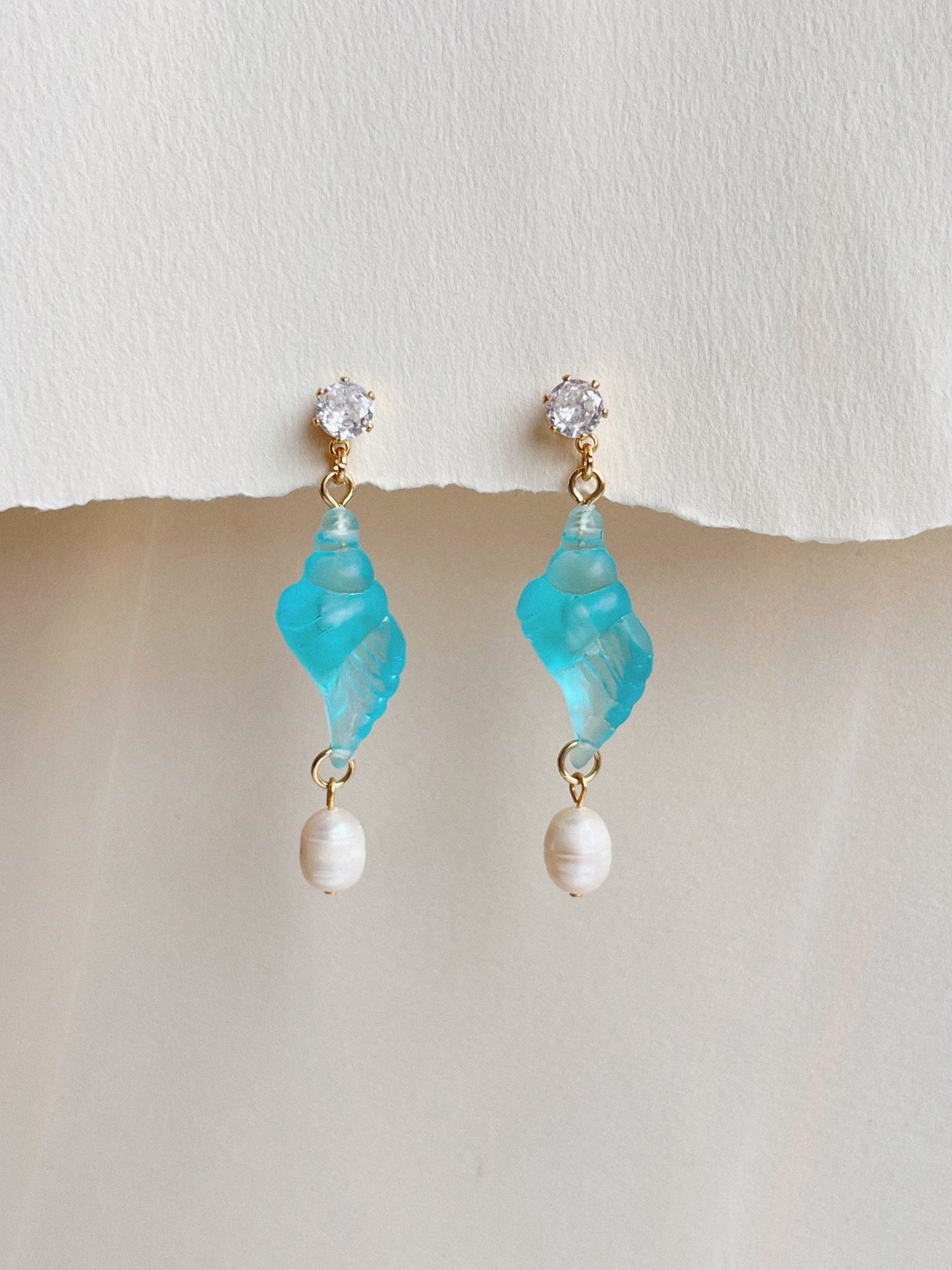 handgemaakte tulipa oorbellen met parels, hergebruikte kunststof kralen en rhinestone oorknopjes. Goudkleurig roestvrijstaal, lichtgewicht en hypoallergeen. Beperkte oplage